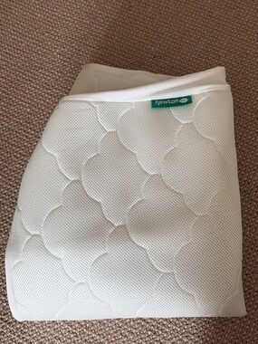 Newton White matress pad waterproof